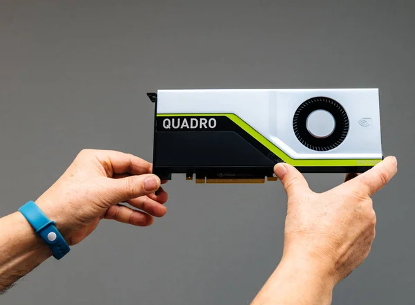 Starszy mężczyzna trzyma nową kartę graficzną NVIDIA Quadro RTX — Zdjęcie stockowe