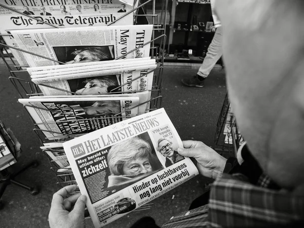 Kıdemli adam basın gazetesi Kiosk basın Hollandalı basın Brexit satın — Stok fotoğraf