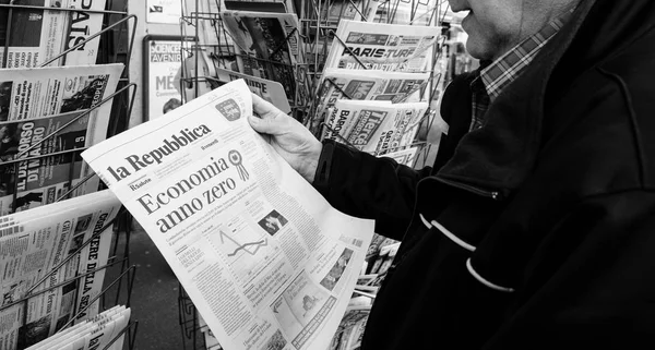 Старший покупатель газеты киоск пресса итальянская пресса — стоковое фото