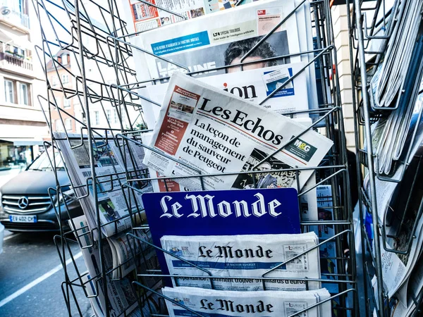 Senior man buying press newspaper kiosk press — Stock Photo, Image