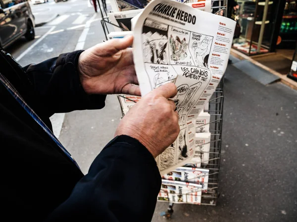 Senior man köper pressen tidnings kiosk press — Stockfoto