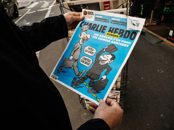 Ανώτερος άνθρωπος αγοράζοντας εφημερίδα τύπου περίπτερο τύπου — Φωτογραφία Αρχείου