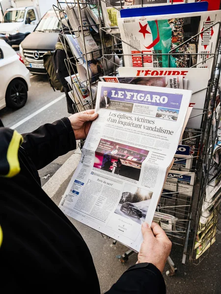 Kıdemli adam basın gazetesi Kiosk basın satın — Stok fotoğraf