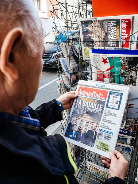 Kıdemli adam basın gazetesi Kiosk basın Aujordhui satın — Stok fotoğraf