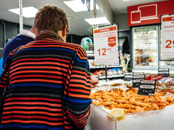 Vista posteriore anziana donna acquisto gamberetti supermercato — Foto Stock