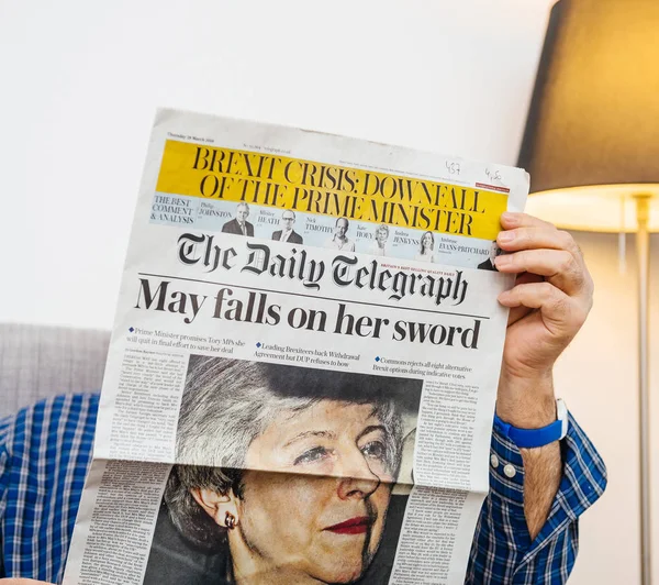 Людина Daily Telegraph, читаючи про Brexit — стокове фото