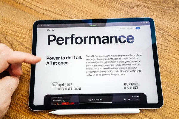 Hombre leyendo sobre el último iPad Air por Apple Computers —  Fotos de Stock