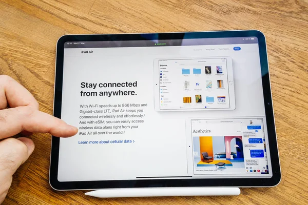 Man lezen over nieuwste iPad Air door Apple computers internet snelheid — Stockfoto