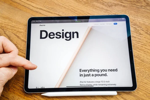 Ember olvastam legújabb iPad Air az Apple Computers design, — Stock Fotó