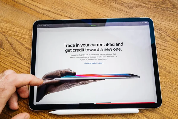 Geçerli iPad ticaret ve yeni bir tane için kredi almak — Stok fotoğraf