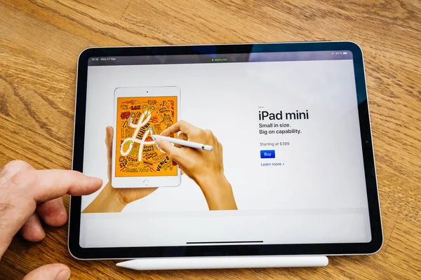 Man kijken naar de nieuwste iPad mini op Apple website op Pro Tablet — Stockfoto