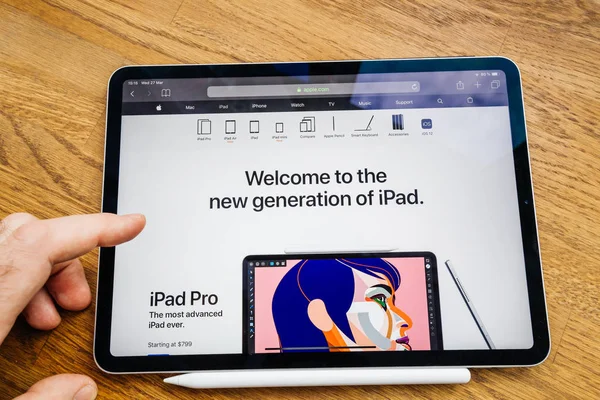 Man membaca tentang generasi baru ipad — Stok Foto