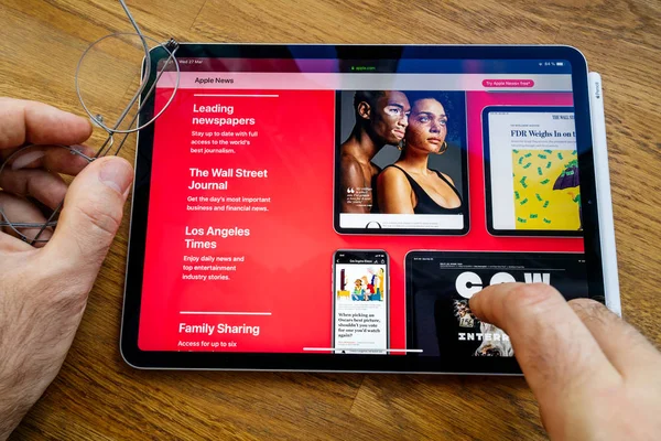 Nuevo servicio de suscripción a Apple News Plus en pantalla — Foto de Stock