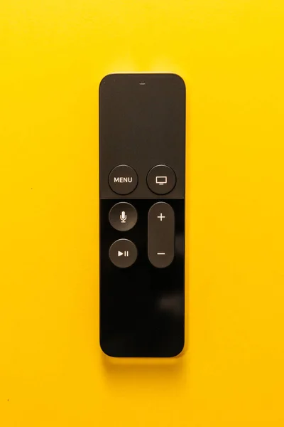 Apple Tv sarı arka plan üzerinde Uzaktan — Stok fotoğraf