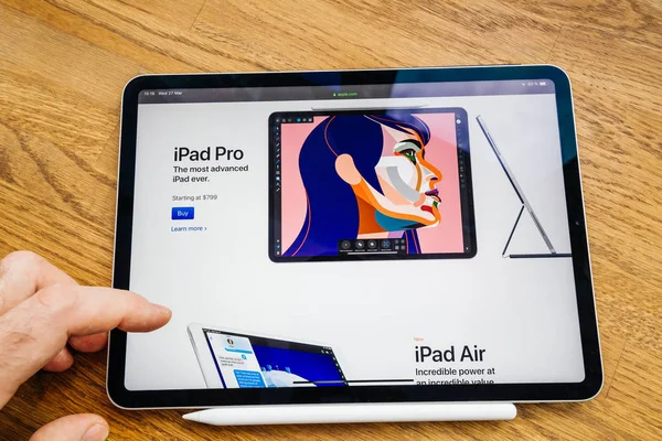 Adam el POV yeni iPad Pro bakıyor — Stok fotoğraf