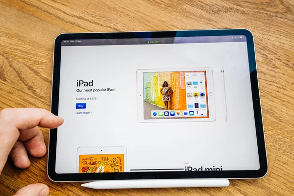 Adam el POV yeni iPad Pro bakıyor — Stok fotoğraf