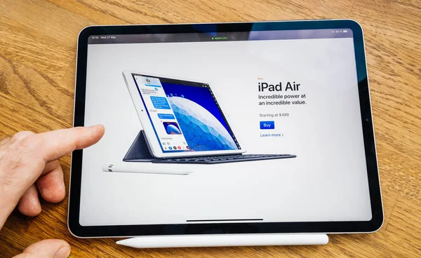 Man hand POV kijken naar de nieuwe iPad Pro — Stockfoto