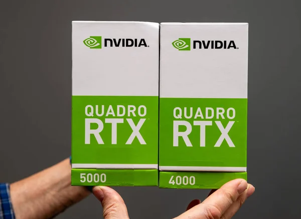 Pria senior memegang kardus dari kartu baru Nvidia Quadro RTX — Stok Foto