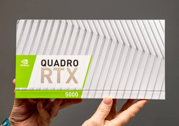 Senior man holding cardboard box of new Nvidia Quadro RTX 5000 — Stock Photo, Image