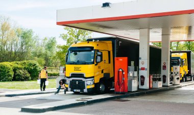 Renault T520 sarı kamyon Formula 1 takım benzin istasyonu