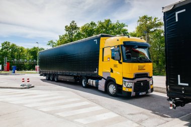 Renault T520 sarı kamyon Formula 1 takım benzin istasyonu