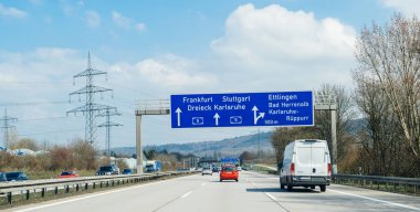 Alman Autobahn karayolu üzerinde hızlı sürüş POV