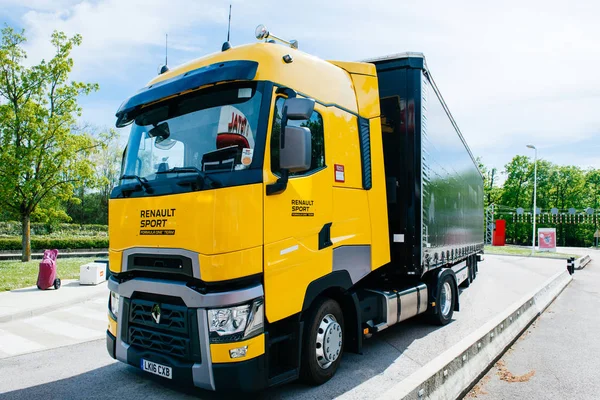 Renault T520 Amarelo Caminhão Fórmula 1 Equipe posto de gasolina — Fotografia de Stock