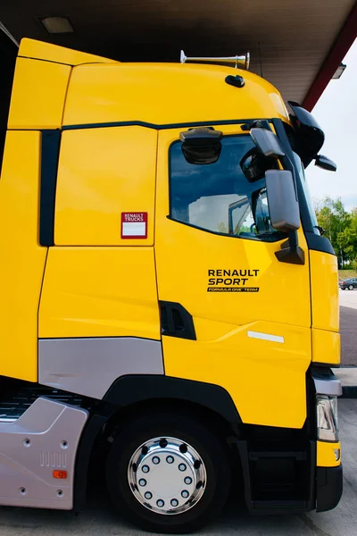 Renault T520 sarı kamyon Formula 1 takım benzin istasyonu — Stok fotoğraf