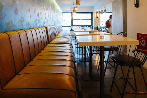 Büyük deri sandalye kanepe ile boş kafe