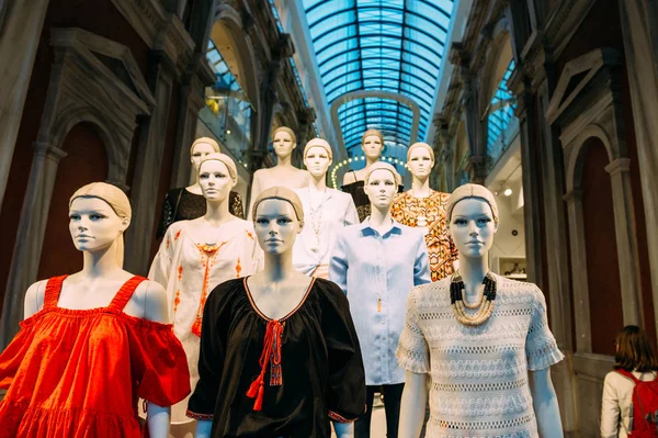 Mannequins s výhledem na ulici H a M — Stock fotografie