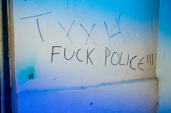 Fuck politie teken op de muur in Athene Griekenland — Stockfoto