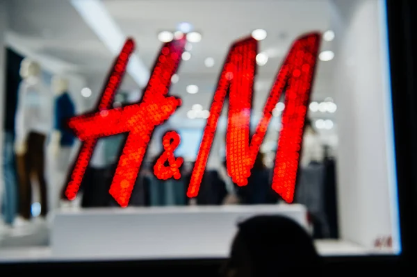 Logotipo H y M en Atenas central hecho de múltiples luces led —  Fotos de Stock