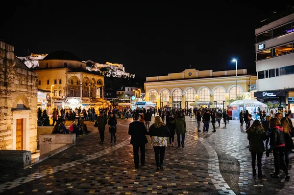 Ocupada plaza Monastiraki con gente peatonal turismo —  Fotos de Stock