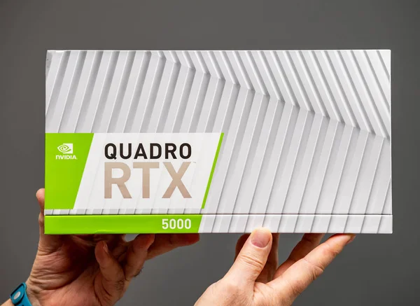 Senior man holding cardboard box of new Nvidia Quadro RTX 5000 — Stock Photo, Image