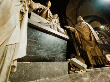 Notre-Dame Katedrali içindeki insanlar ateş öncesi çiftler içinde