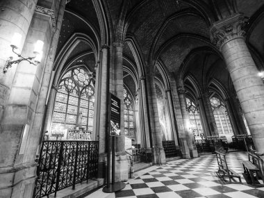 Notre-Dame Katedrali içindeki insanlar ateş öncesi çiftler içinde