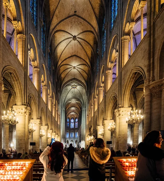 Lidé uvnitř katedrály Notre-Dame ve dvojicích před požárem — Stock fotografie