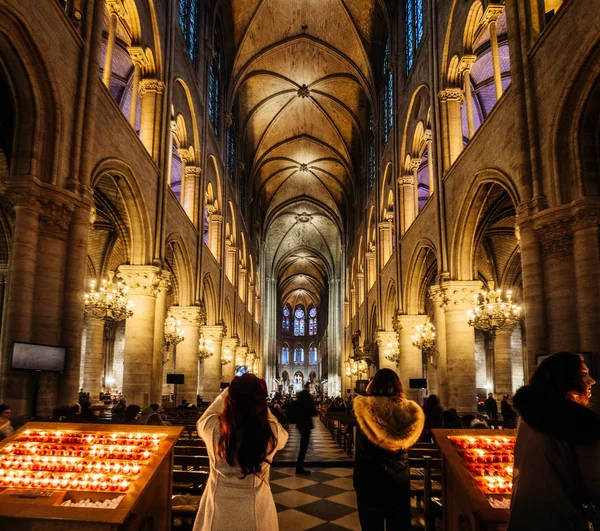 Emberek belül Notre-Dame katedrális párok előtt tűz — Stock Fotó