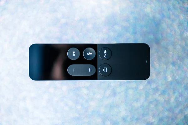 Nieuwe Apple Tv 4k-afstandsbediening met Siri sparkle achtergrond — Stockfoto