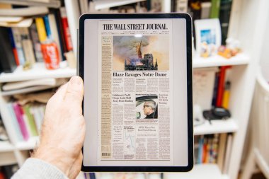 Notre-Dame de Paris yangın hakkında ipad Pro adam okuma