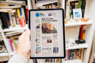 Notre-Dame de Paris yangın hakkında ipad Pro adam okuma