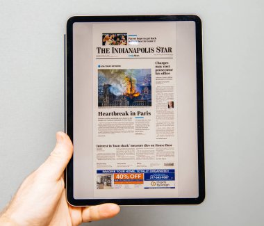 Notre-Dame de Paris yangın hakkında ipad Pro adam okuma