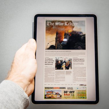 Notre-Dame de Paris yangın hakkında ipad Pro adam okuma