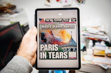 Notre-Dame de Paris yangın hakkında ipad Pro adam okuma