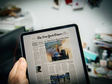Notre-Dame de Paris yangın hakkında ipad Pro adam okuma
