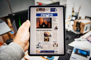 Notre-Dame de Paris yangın hakkında ipad Pro adam okuma