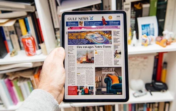 Man reading on iPad Pro about Notre-Dame de Paris fire — Stock Photo, Image