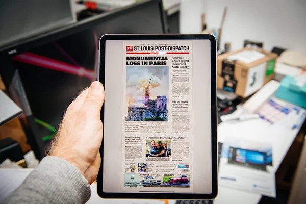 Man reading on iPad Pro about Notre-Dame de Paris fire — Stock Photo, Image