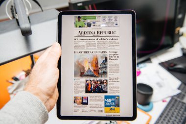 Notre-Dame de Paris yangın hakkında ipad Pro adam okuma