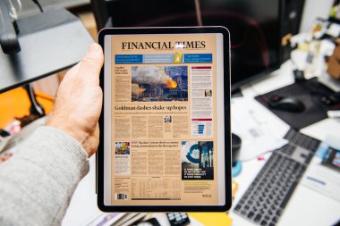 Notre-Dame de Paris yangın hakkında ipad Pro adam okuma